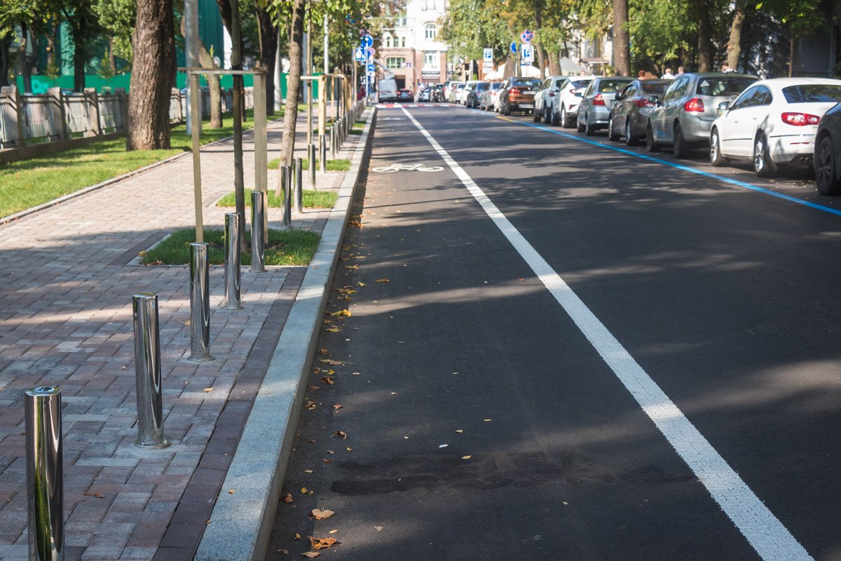 Вандалы-предприниматели испортили обновленную улицу Леонтовича в Киеве 2