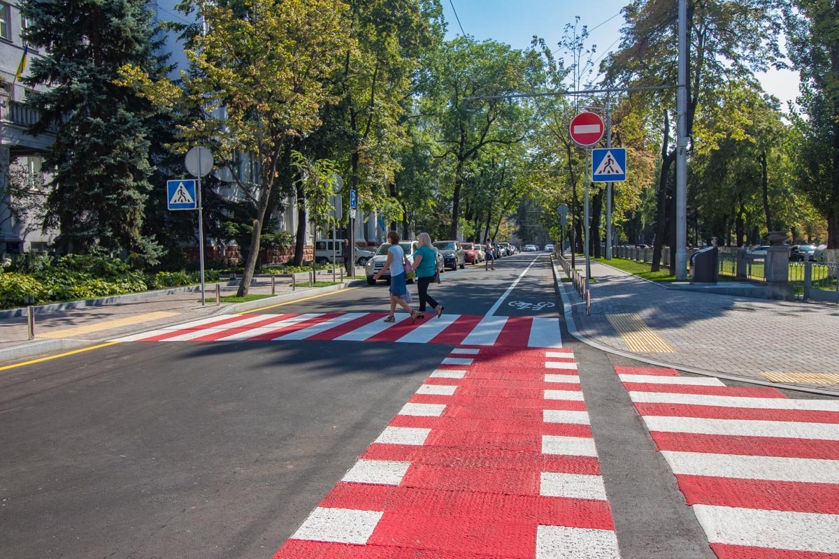 Там положили новое дорожное покрытие, тротуары, тактильную плитку для слабовидящих. Также обустроили места для парковки инвалидов, велополосы, современное освещение и озеленение