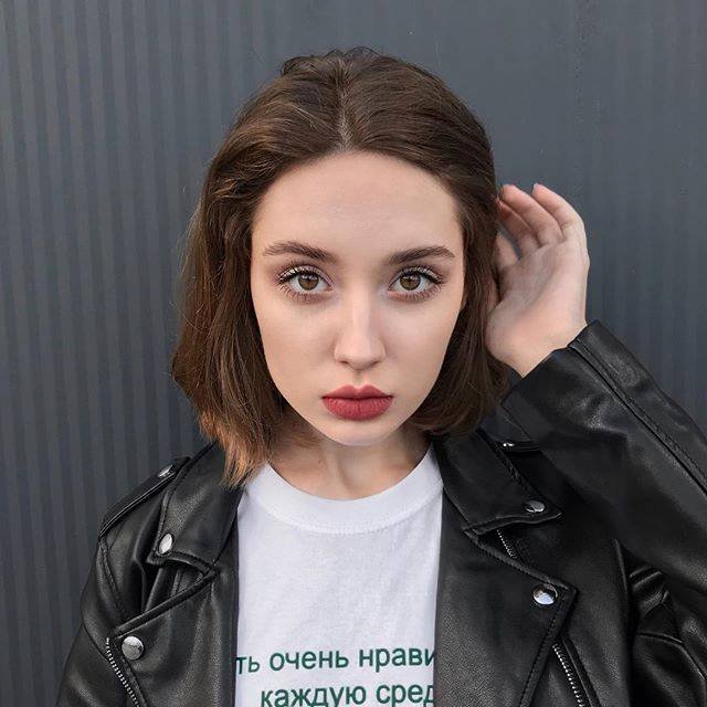 Группа из четырех молодых людей взяла напрокат велосипед