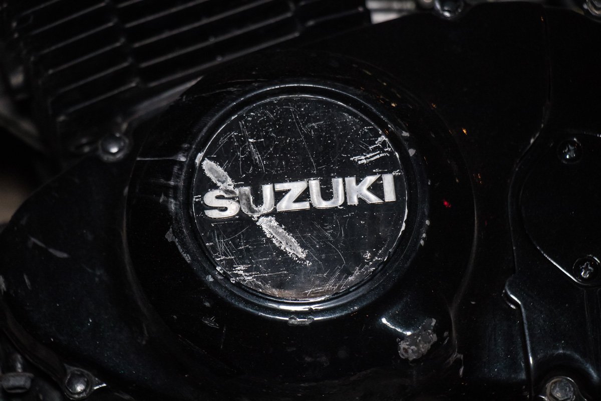 От места столкновения мотоцикл отлетел на расстояние около 40 метров и остановился на тротуаре