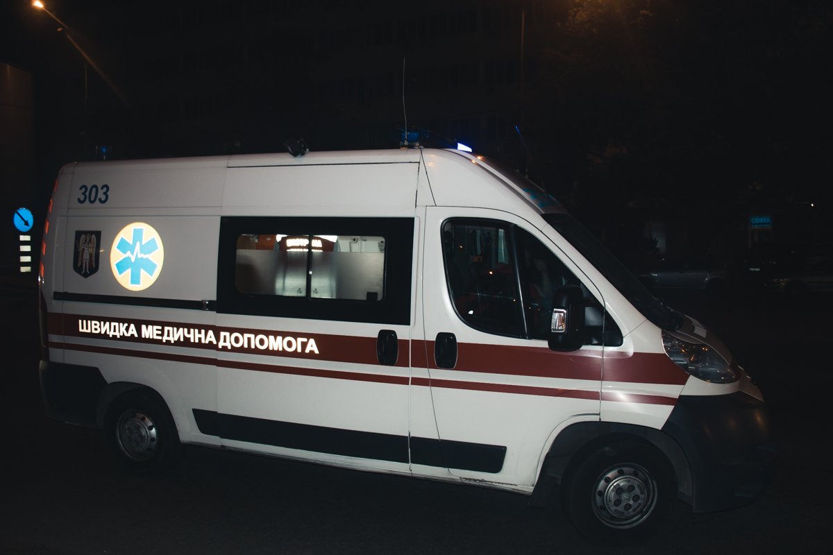 Мужчину пешехода госпитализировали с открытой черепно-мозговой травмой головы