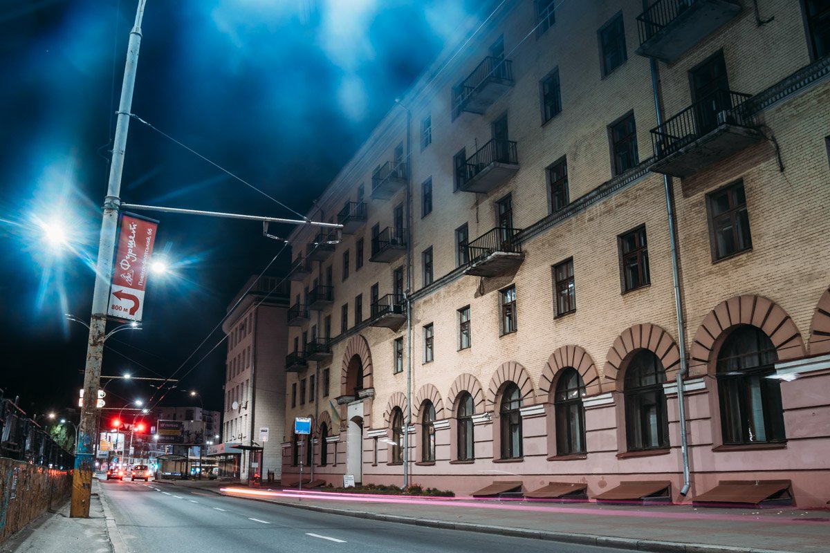 На оживленной днем площади ночью почти нет машин На оживленной днем площади ночью почти нет машин