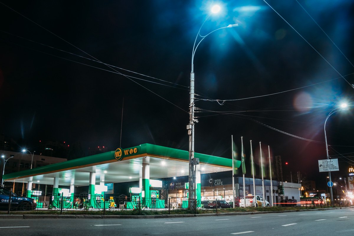 Яркая иллюминация пытается прогнать темноту ночи Яркая иллюминация пытается прогнать темноту ночи