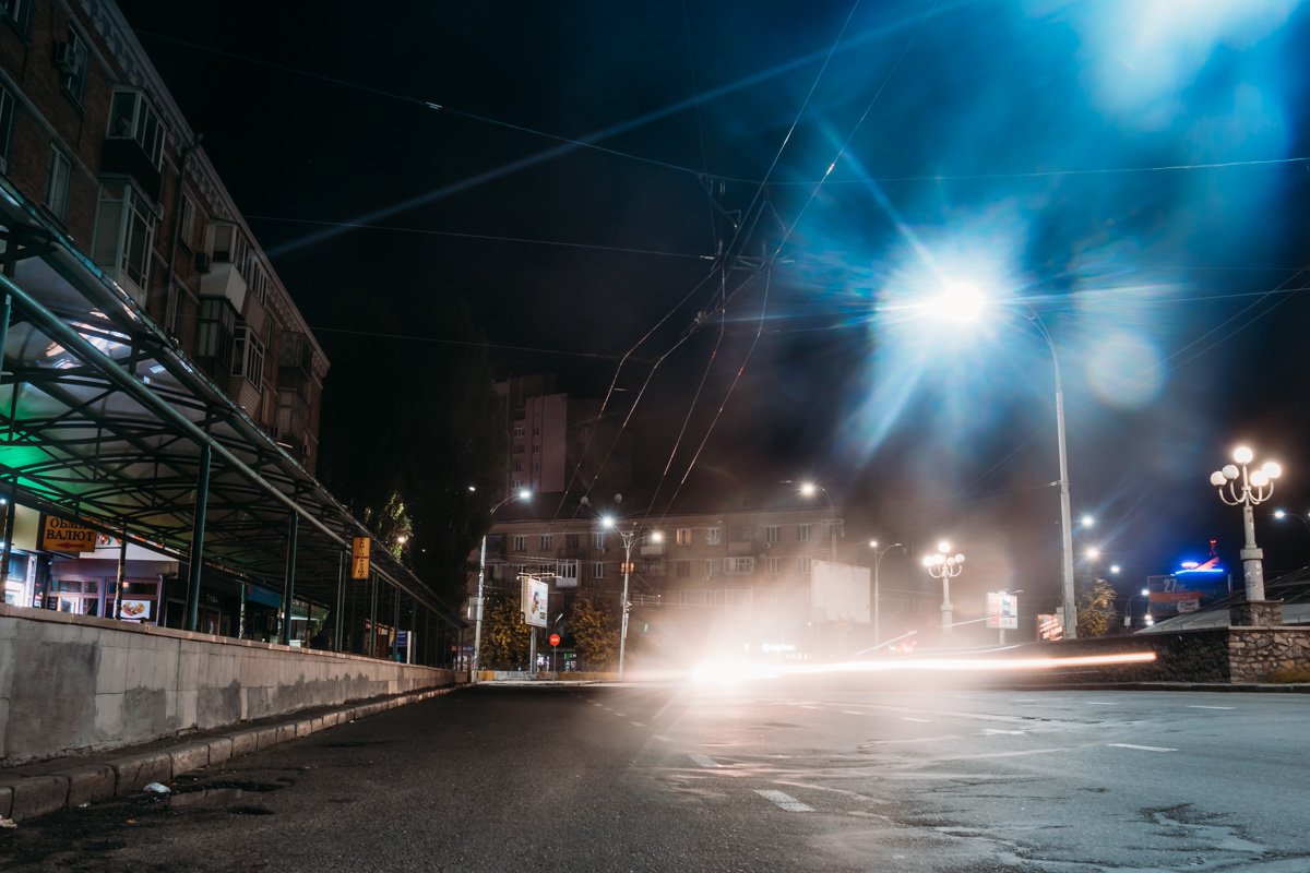 Одинокие машины на одинокой площади Одинокие машины на одинокой площади