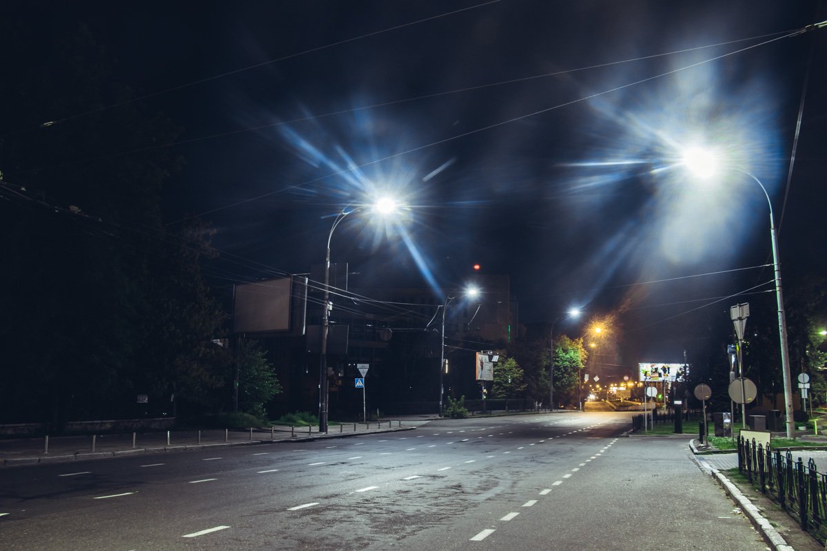 Серый асфальт отражает свет ночных фонарей Серый асфальт отражает свет ночных фонарей