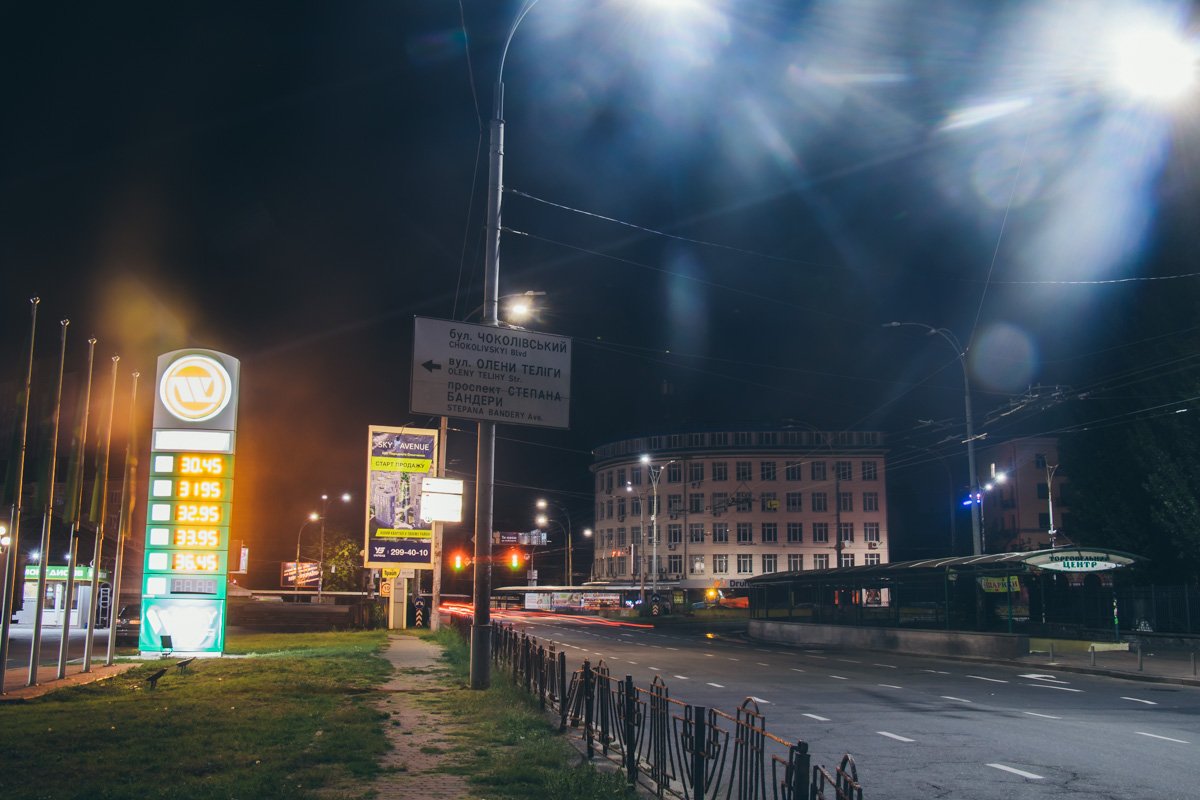 Улицы ждут первых пешеходов и автомобилей Улицы ждут первых пешеходов и автомобилей