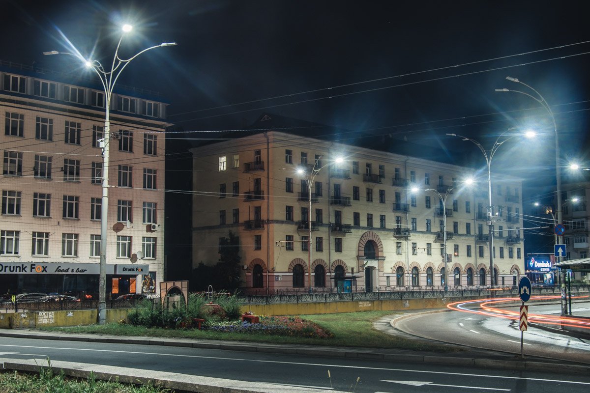 Ночные фонари не дают ночи окончательно сомкнуться над площадью Ночные фонари не дают ночи окончательно сомкнуться над площадью