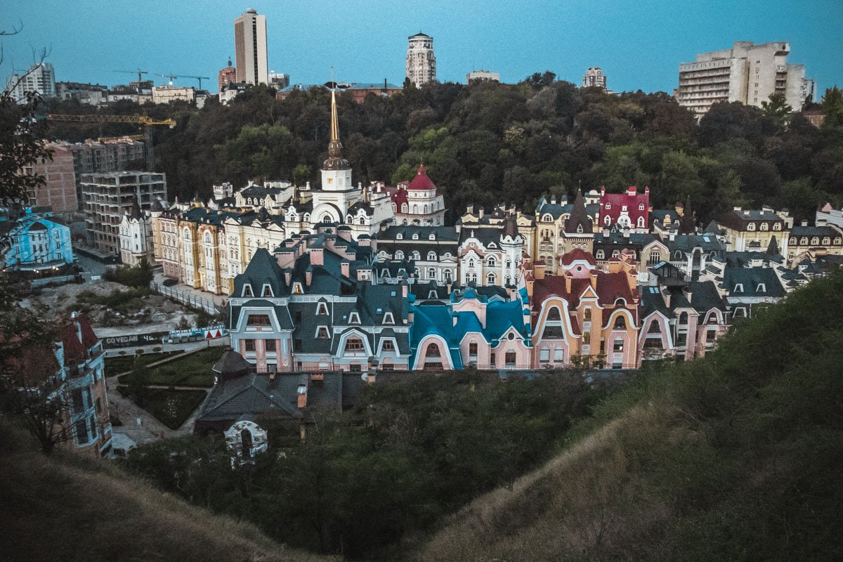 Воздвиженка пестрит всеми цветами