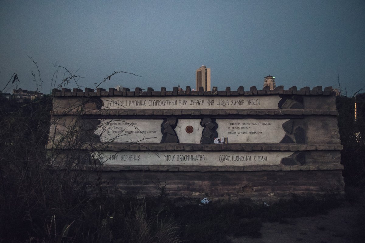 Вот такая вот памятная стена есть на Замковой горе