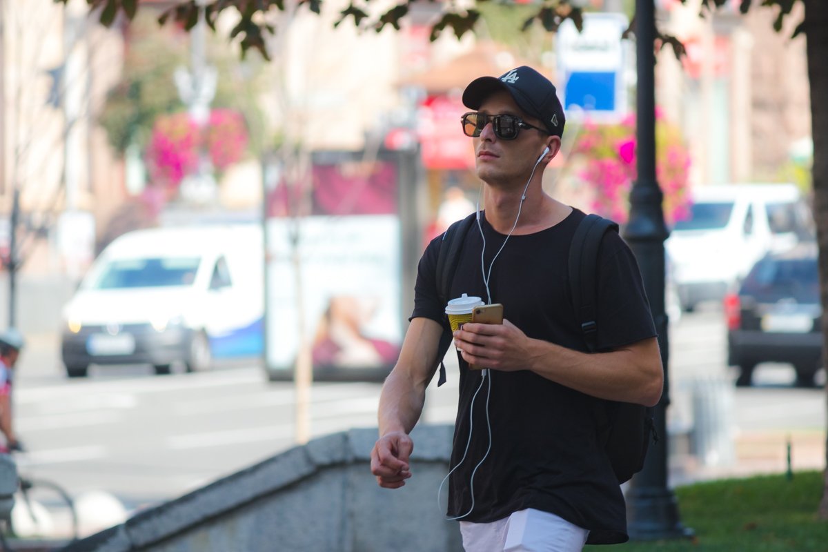 Когда шагаешь по улице с кофе - вид должен быть очень серьезным 