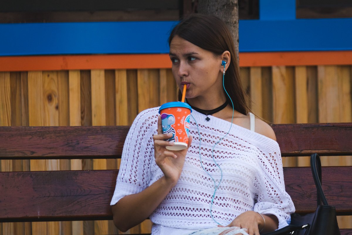 Интересно, какой кофе пьют на соседней лавочке? 