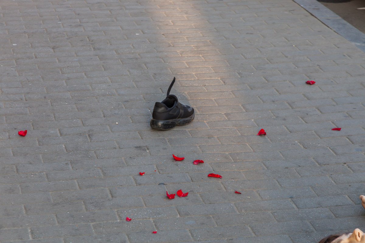 Возле тел погибших также были разбросаны лепестки роз