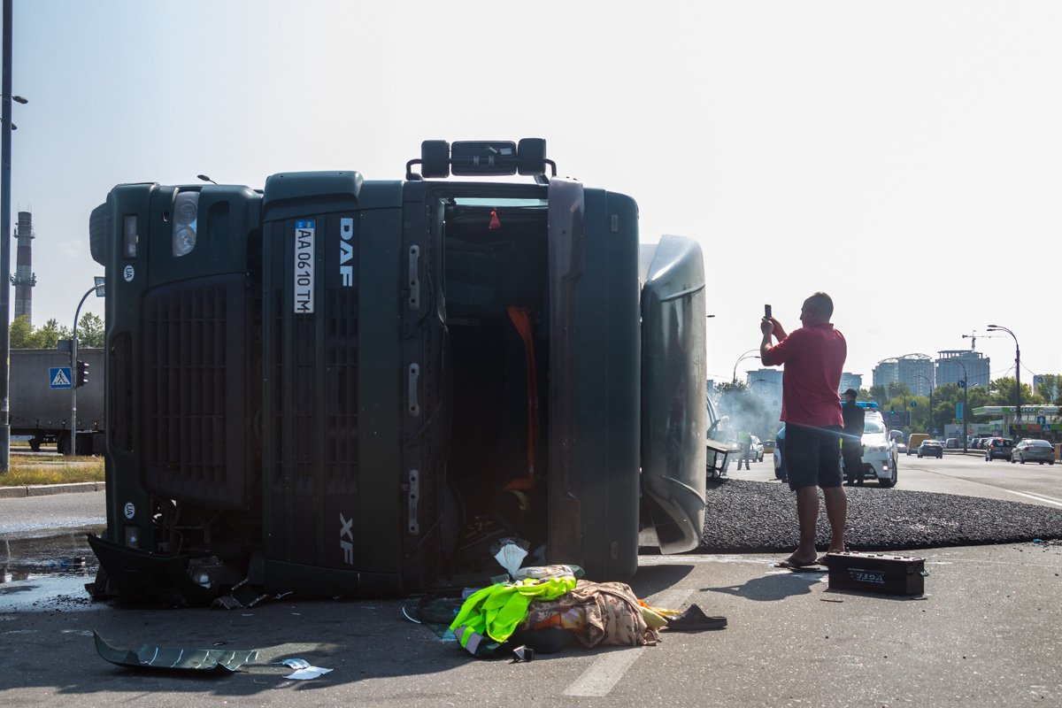 На Днепровской набережной произошло ДТП с участием грузовика