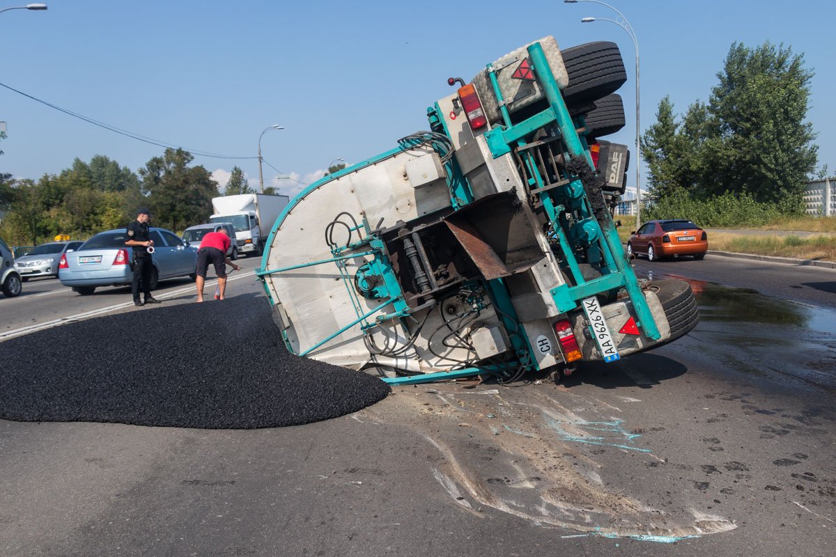 Машина перевернулась, а на проезжую часть вылился горячий асфальт