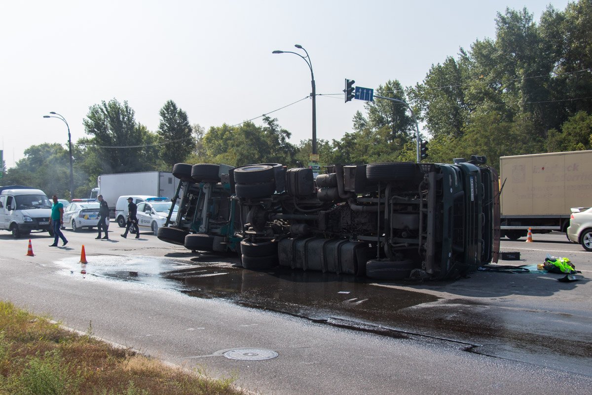 Также на дорогу вылилась столяра