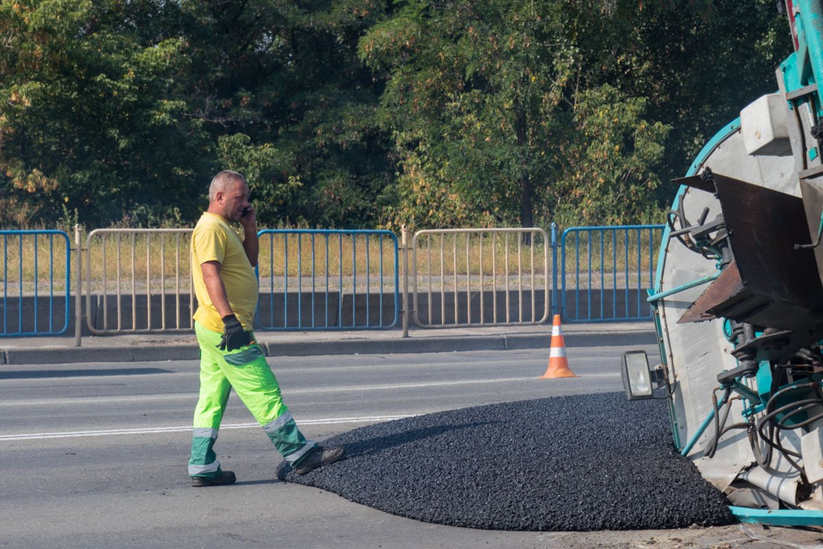 Все разлилось на две полосы в сторону Березняков, для проезда осталась только одна полоса