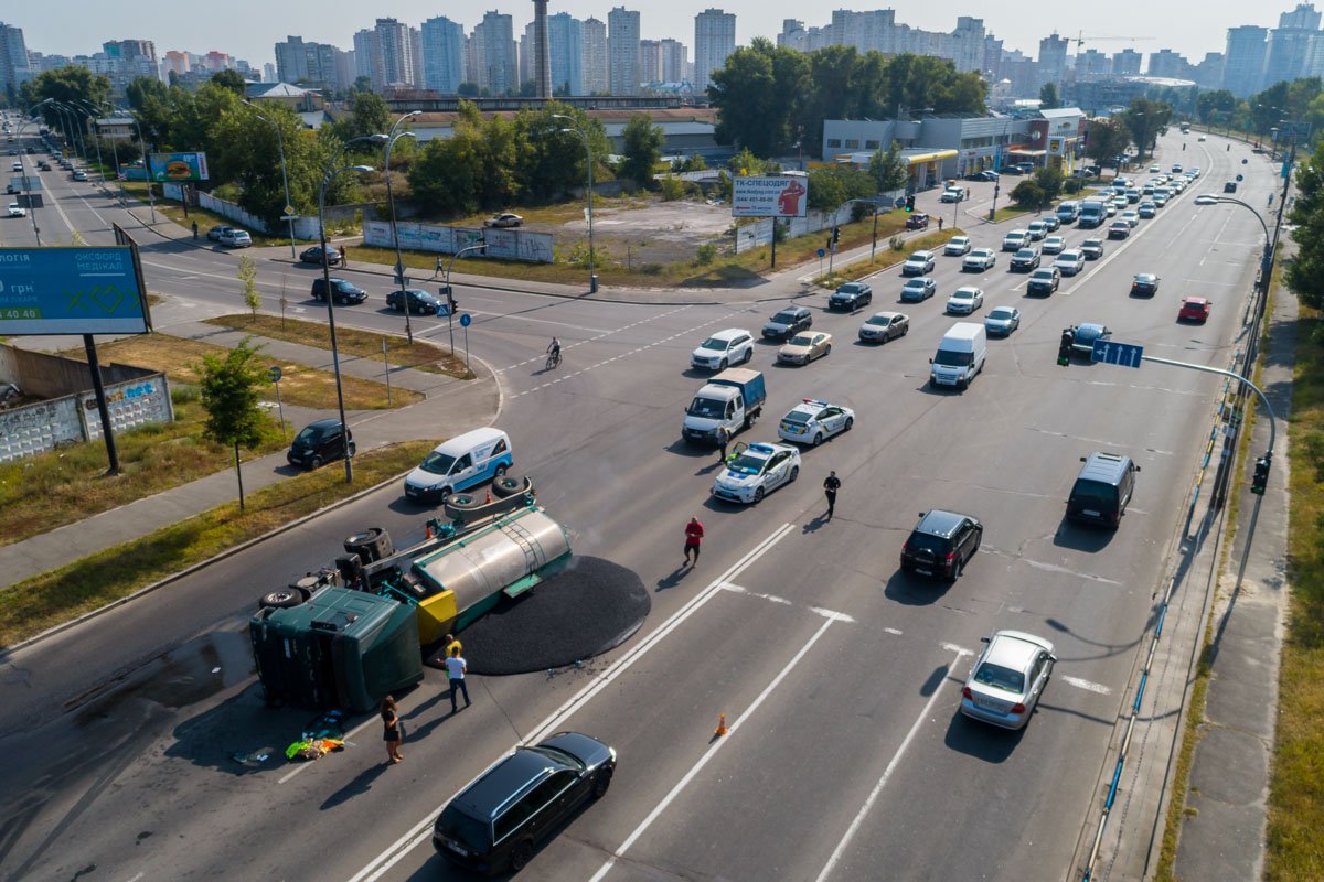 По состоянию на 11:00 тянучки не было и машины свободно двигались в обе стороны. Однако, по данным онлайн карты, в 12:00 образовалась пробка