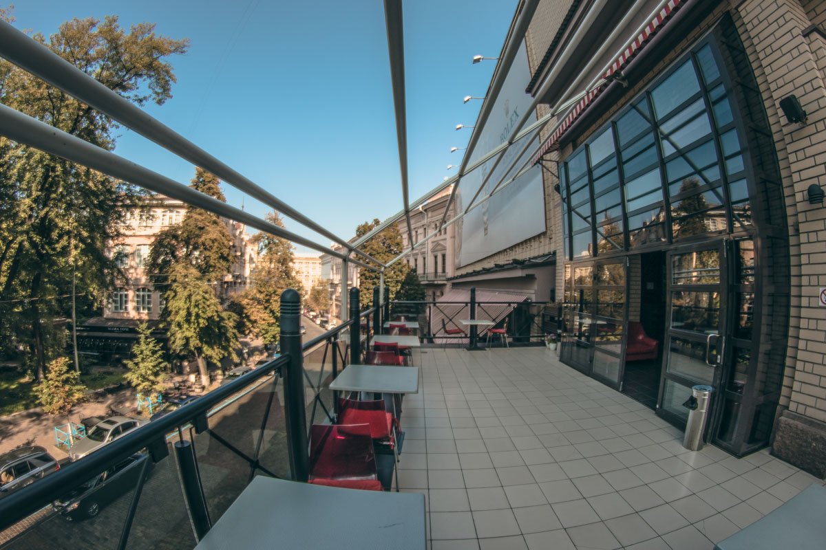 На террасе можно выпить кофе