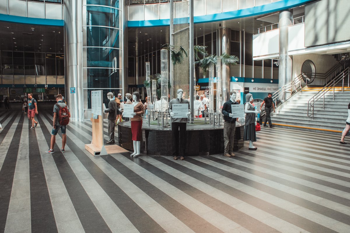 На столичном Южном вокзале открылась необычная инсталляция