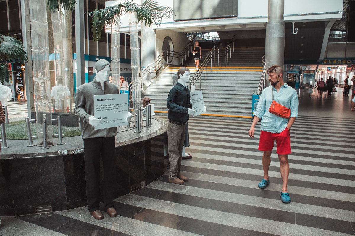 Данной инсталляцией хотят показать, что люди ждут своих близких и верят, что они живы