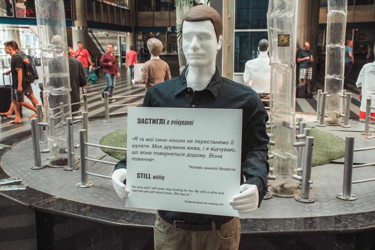 Ожидающие своих близких хотят узнать информацию про судьбы пропавших без вести