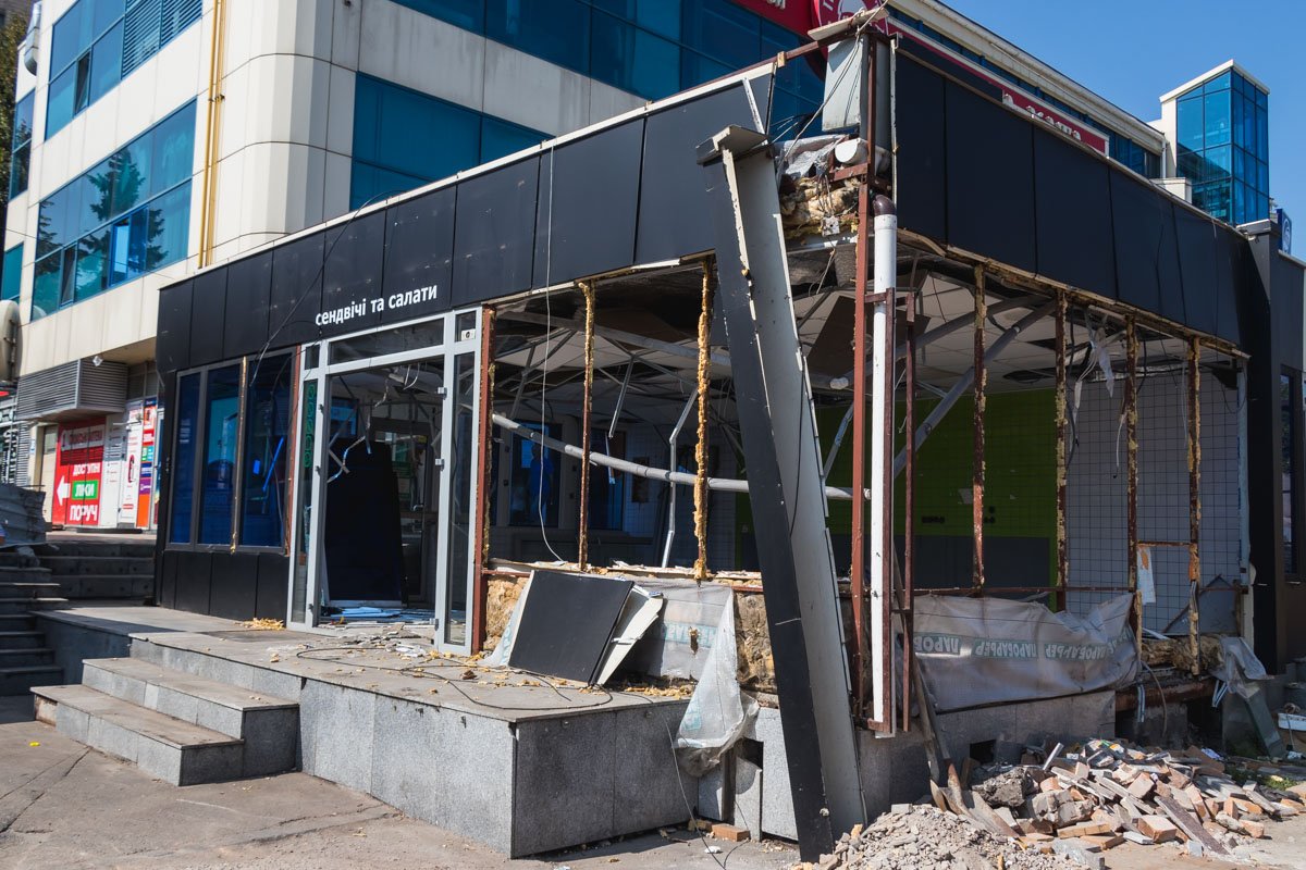 Около станции метро "Шулявская" снесли незаконные ларьки