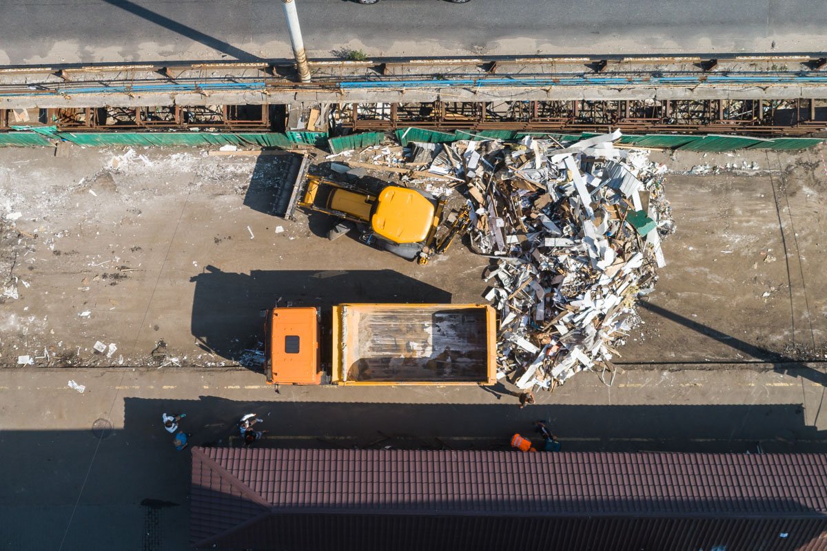 От бывших ларьков остались только обломки 