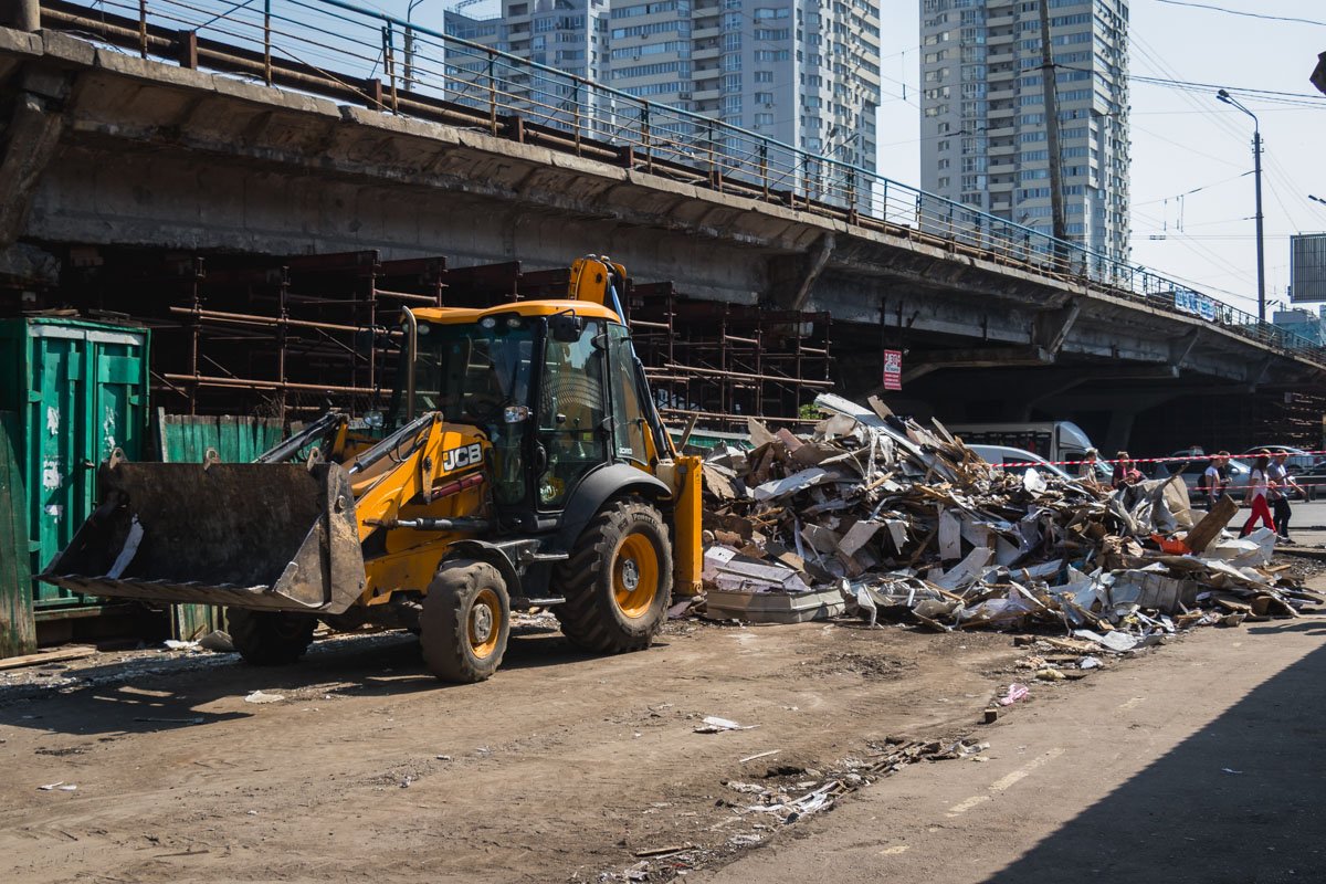 С незаконными малыми архитектурными формами боролись с помощью трактора 