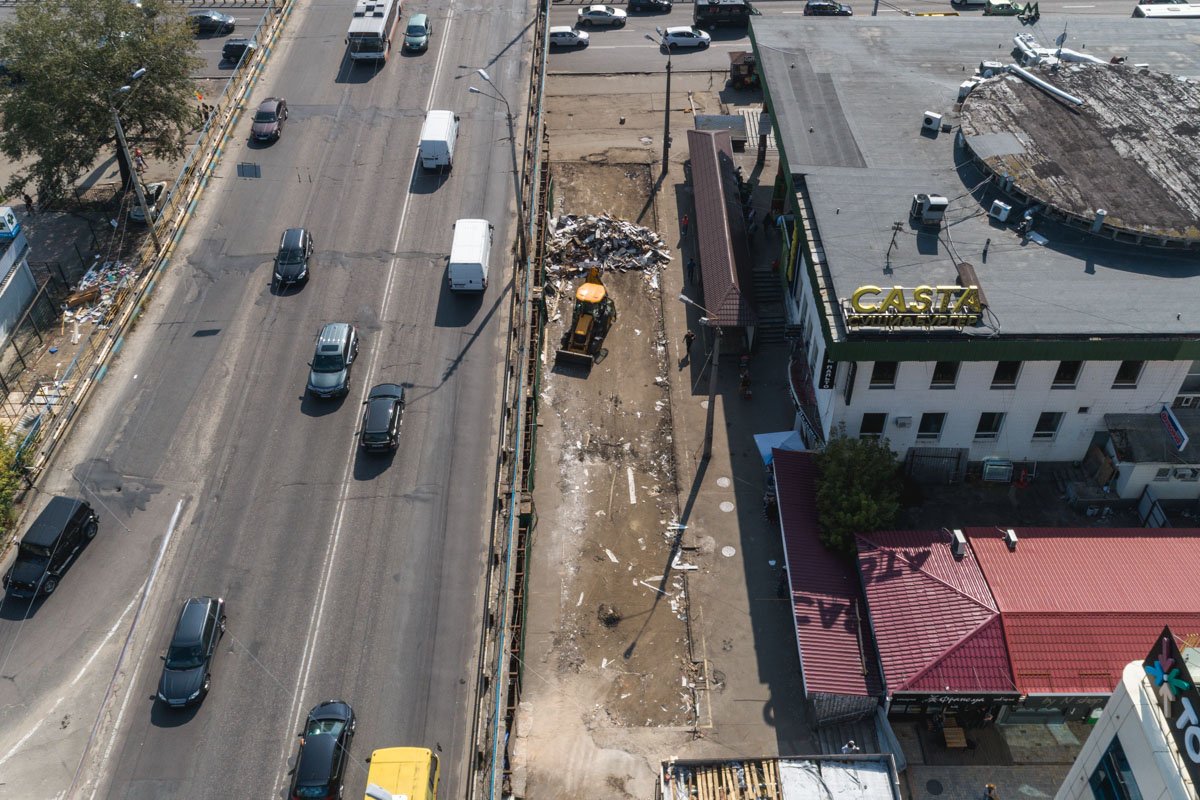 С высоты отлично видно, что около метро после сноса МАФов стало намного просторней 