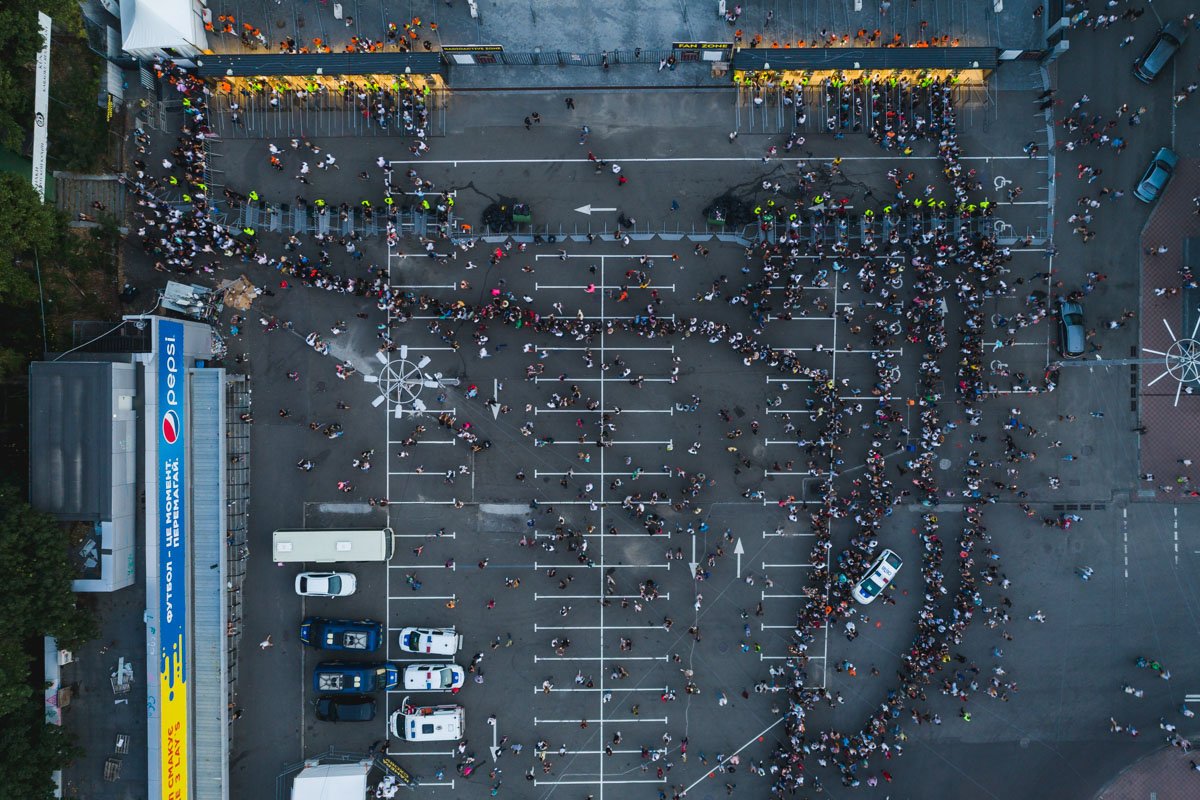 Выступление проходит на сцене НСК «Олимпийский»