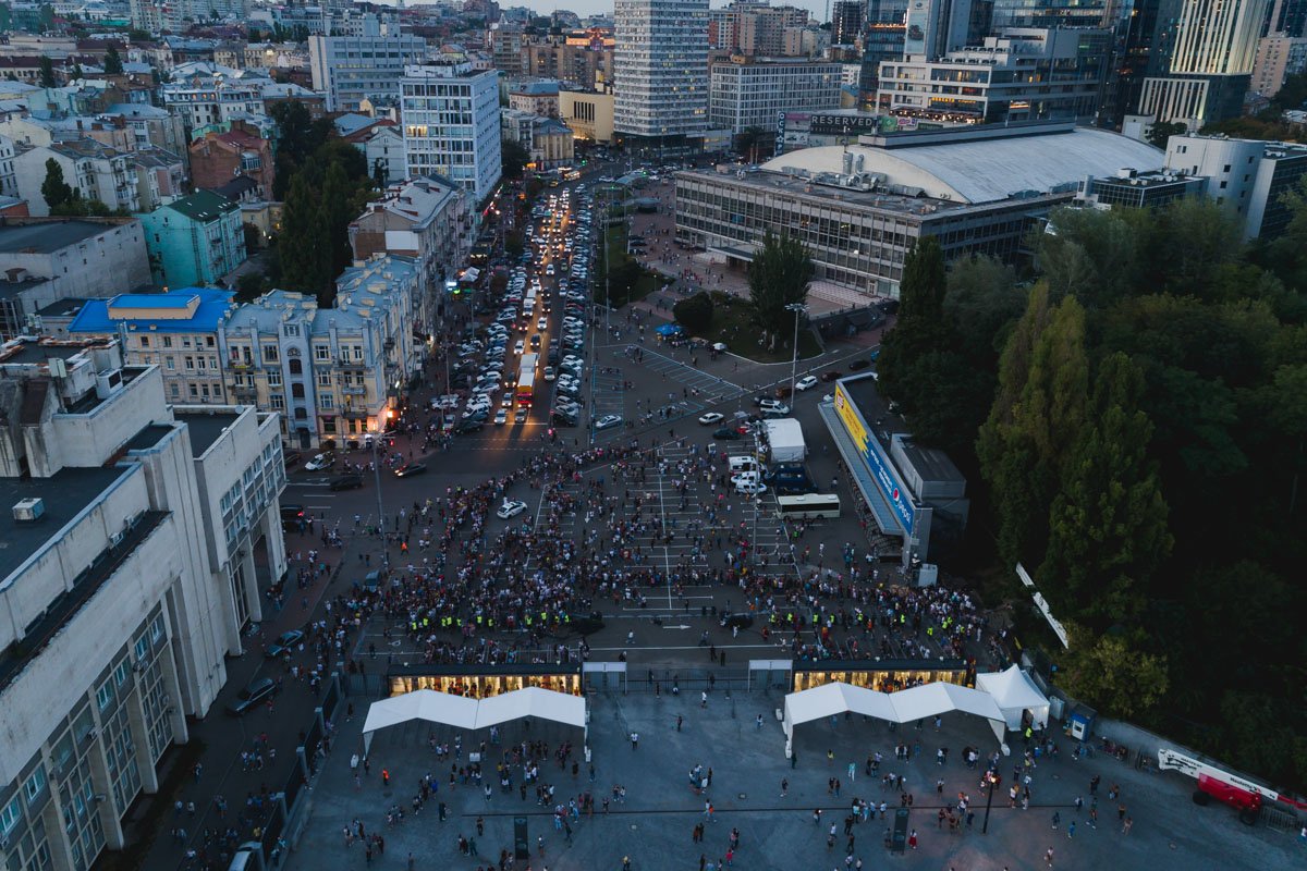 Людей настолько много, что очереди  выходят на проезжую часть