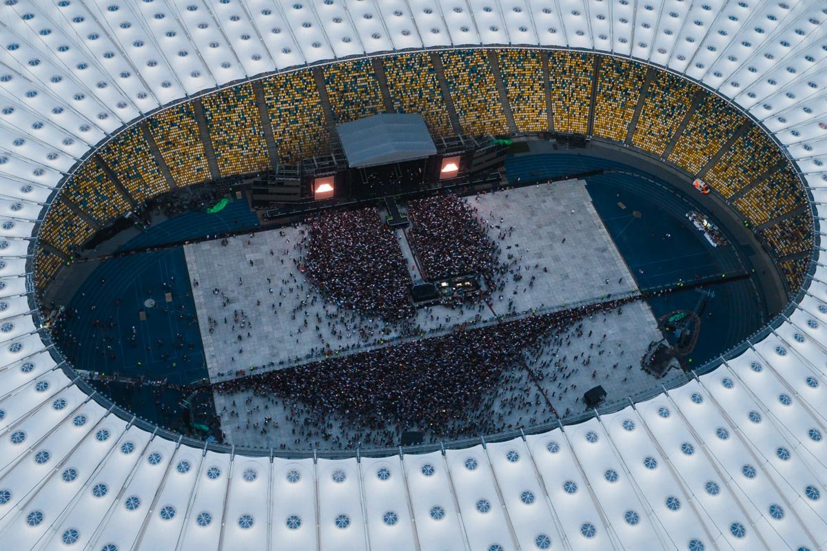 На месте ходят волонтеры, которые в громкоговорители подсказывают, где меньше очереди