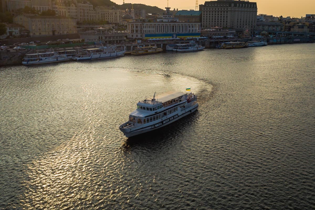 Прогулочный катер также встречал последний летний закат в Киеве Прогулочный катер также встречал последний летний закат в Киеве