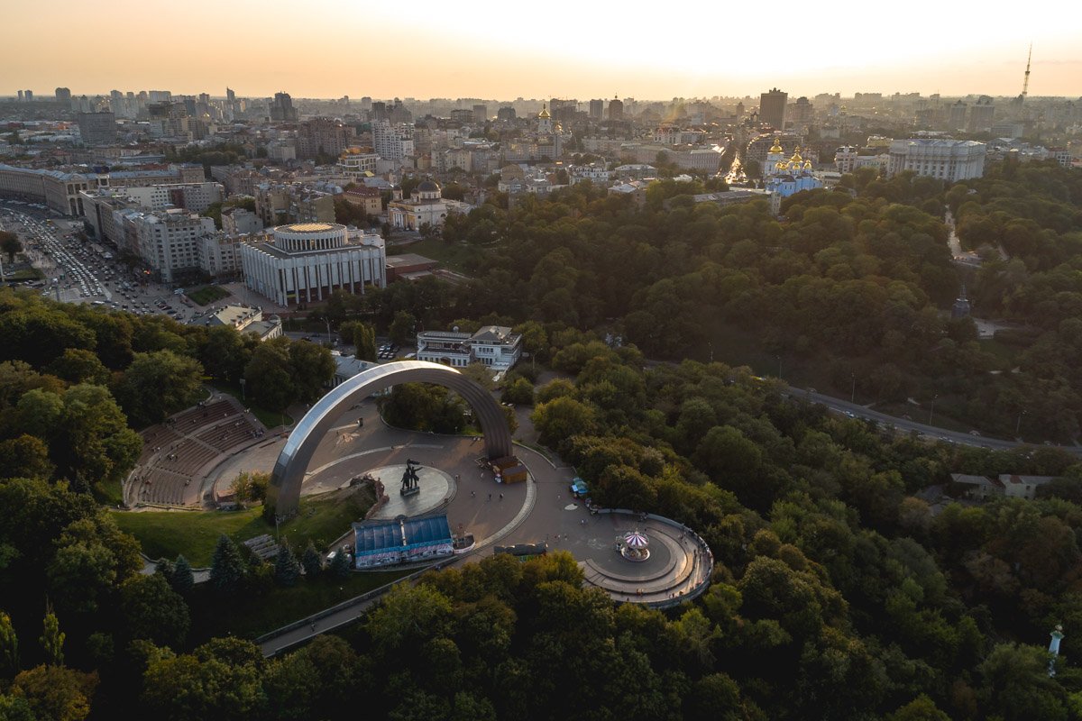 Арка Дружбы Народов отражает последний летний закат Арка Дружбы Народов отражает последний летний закат