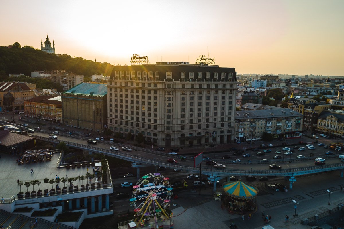 Почтовая площадь залита последними летними солнечными лучами Почтовая площадь залита последними летними солнечными лучами