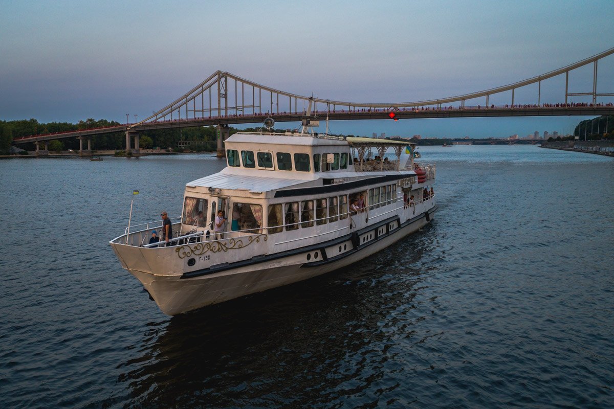 Люди на катере встречают закат Люди на катере встречают закат