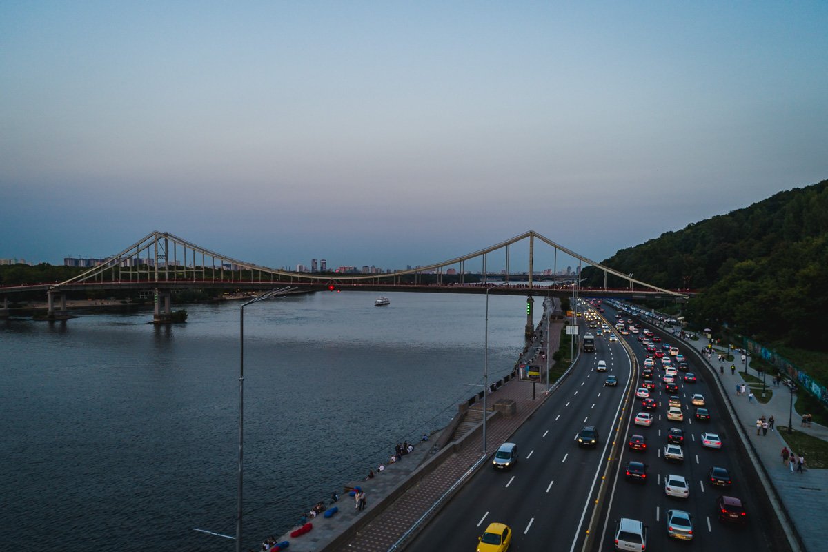 Пешеходный мост готовится к уже осенней ночи Пешеходный мост готовится к уже осенней ночи