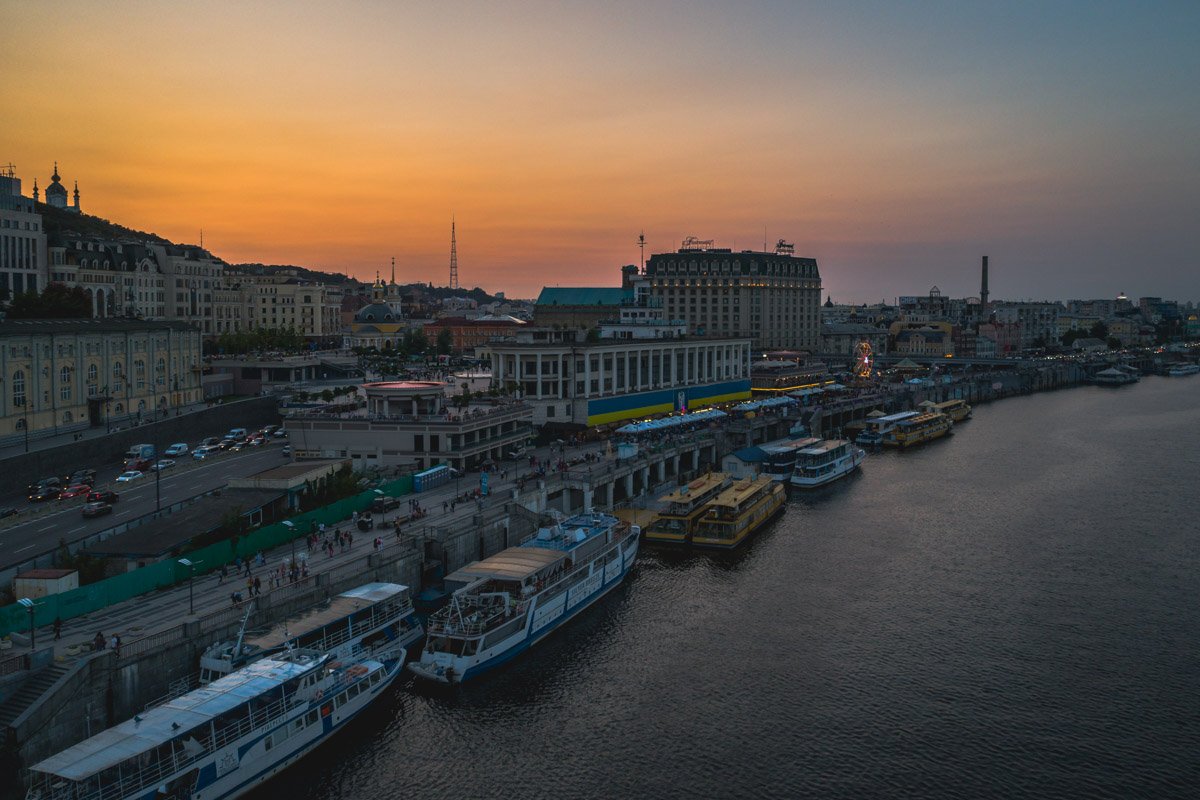 Почтовая площадь и речной вокзал провожают летнее солнце Почтовая площадь и речной вокзал провожают летнее солнце