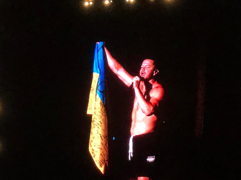  Дэниел Колтер Рейнольдс полуголый и с флагом Украины в руках