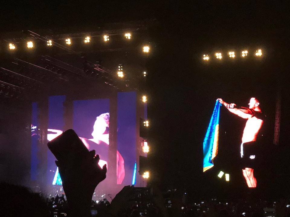 Флаг Украины в руках Дэниела Колтера Рейнольдса привел публику в экстаз