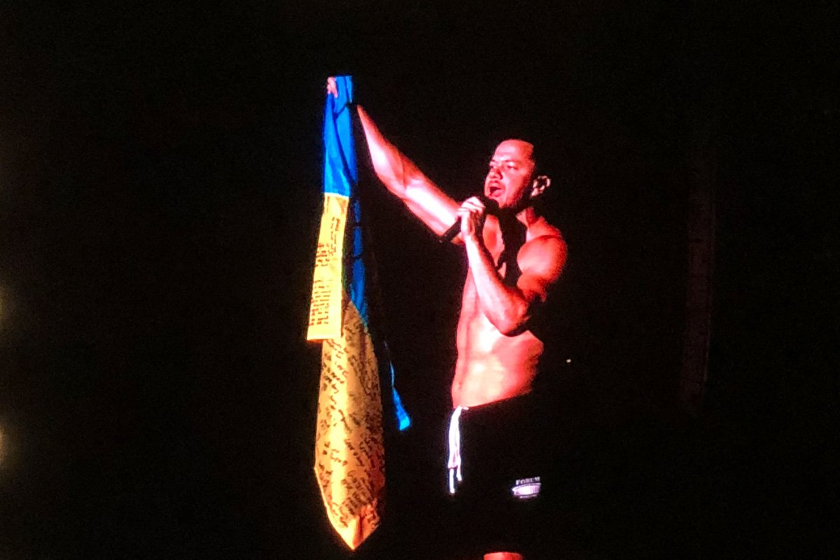 Дэниел Колтер Рейнольдс с флагом Украины