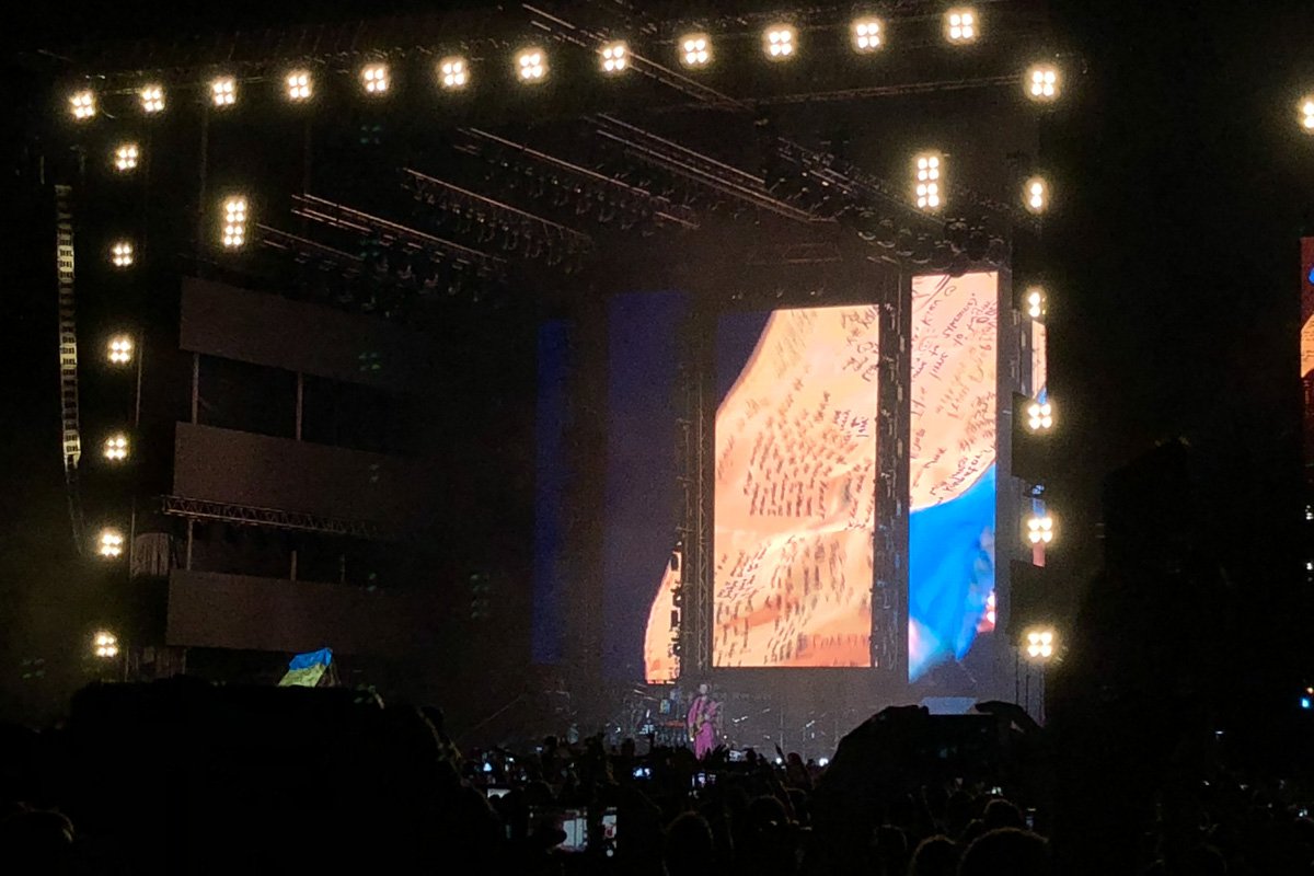 Флаг Украины на большом экране