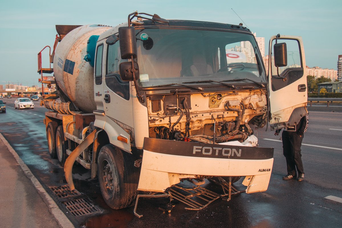 Возле станции метро "Позняки" бетономешалка Foton снесла 30 метров оградительного забора Возле станции метро "Позняки" бетономешалка Foton снесла 30 метров оградительного забора