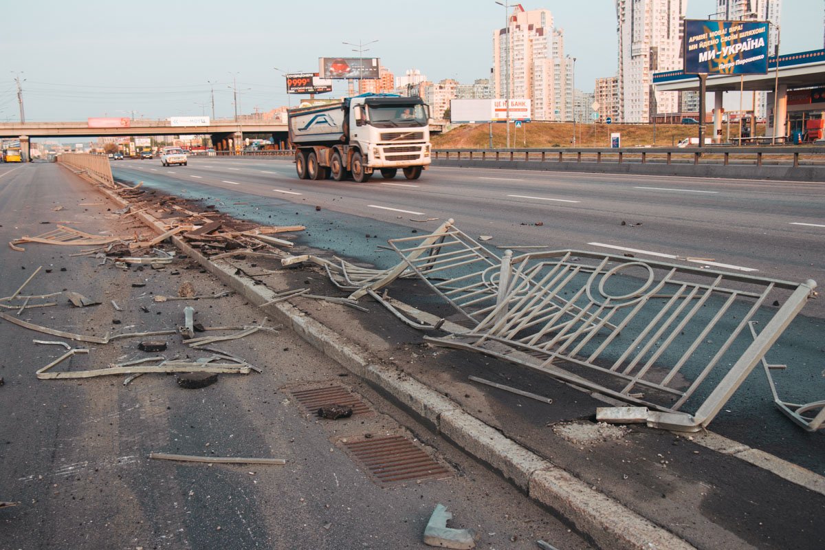 Всего разрушено около 30-35 метров забора Всего разрушено около 30-35 метров забора