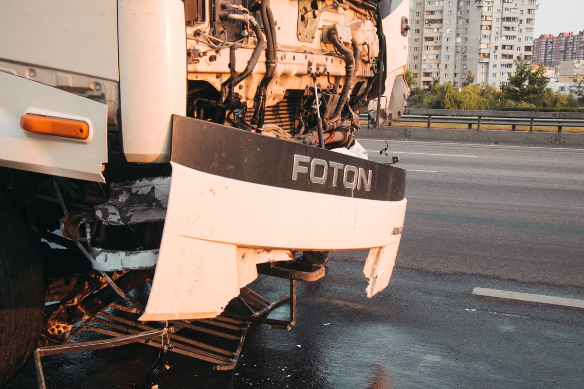 Лобовая часть грузовика разбита Лобовая часть грузовика разбита