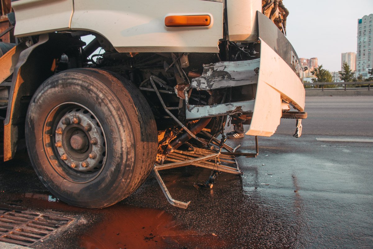 Остатки забора застряли под грузовиком Остатки забора застряли под грузовиком