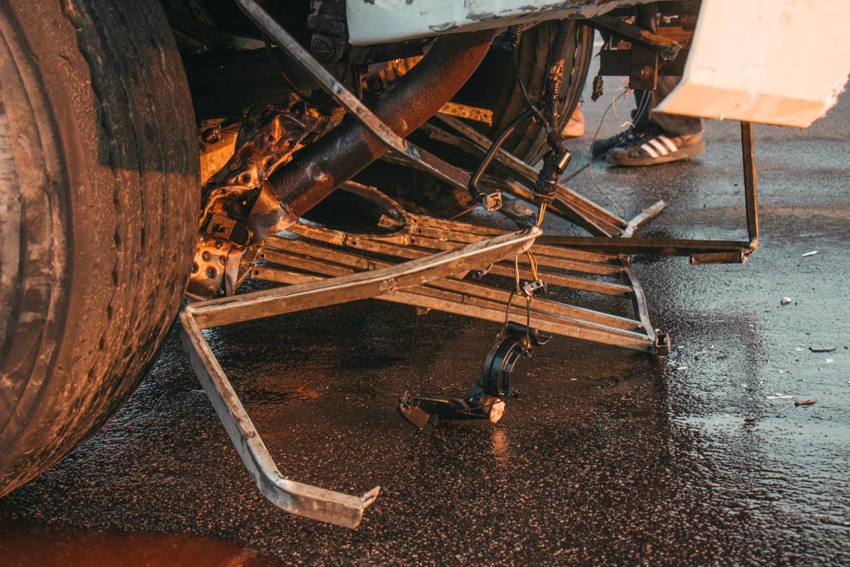 Система охлаждения повреждена и жидкость вытекла на проезжую часть Система охлаждения повреждена и жидкость вытекла на проезжую часть