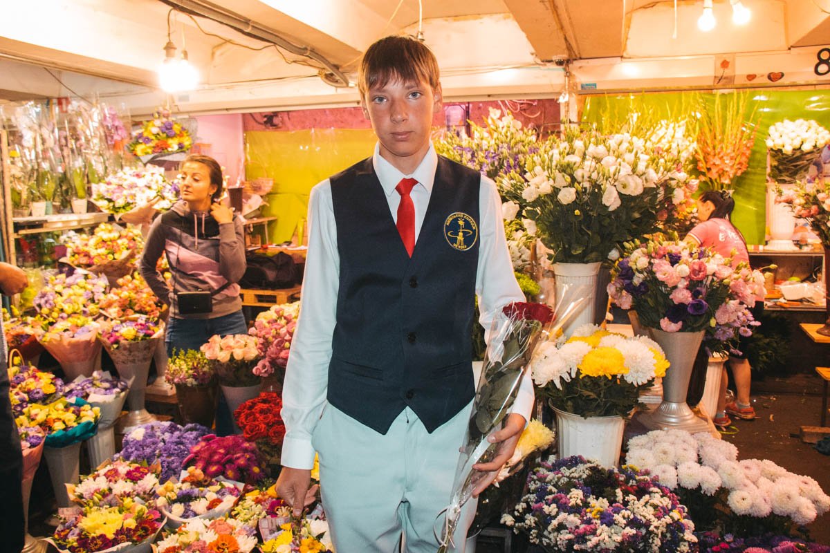 Единственный парень с цветами на 1 сентября