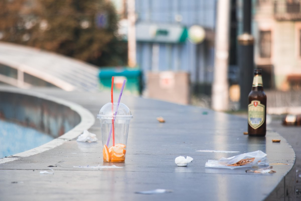 Парапет стал грязной барной стойкой