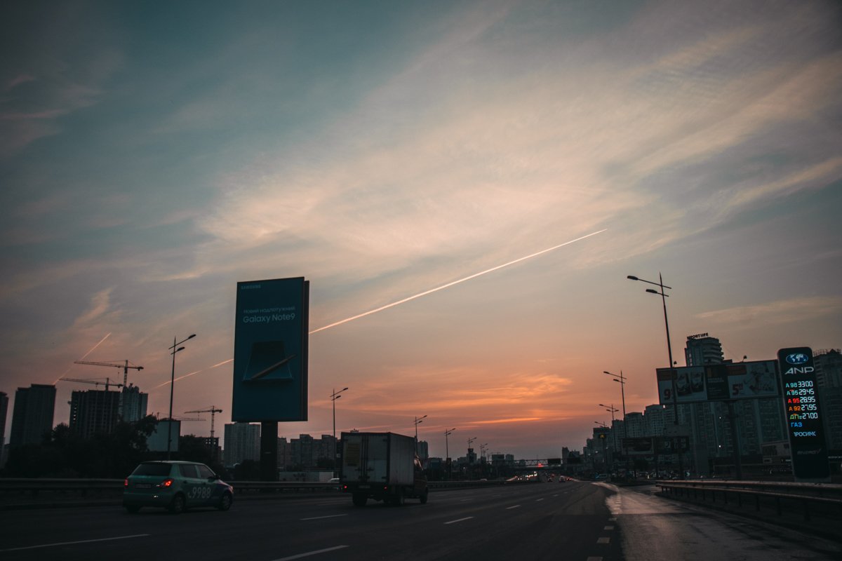 Кто-то на работу, кто-то - домой 